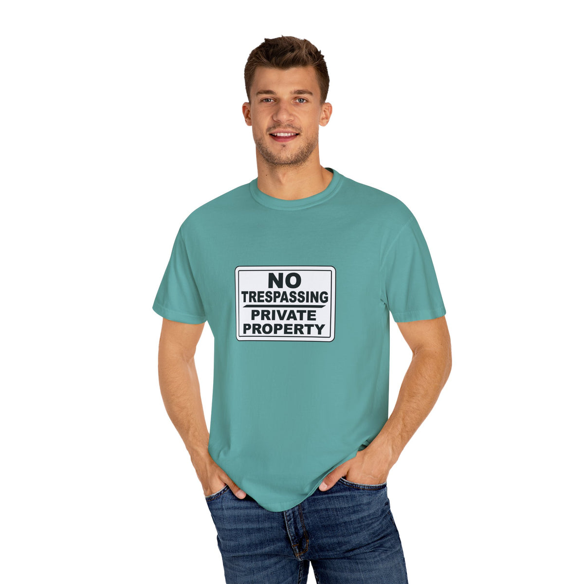 বোল্ড 'নো ট্রেসপাসিং' ডিজাইন সহ ইউনিসেক্স গার্মেন্ট-ডাইড টি-শার্ট