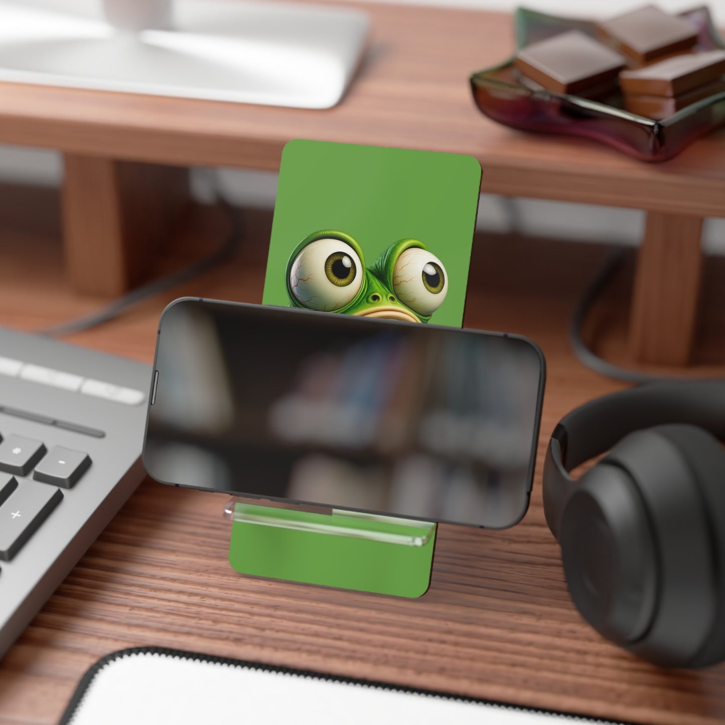 Frog-Themed Mobile Display Stand, Cute Smartphone Holder, Desk Decor for Kids, Fun Gift for Frog Lovers, Green Phone Stand with Cartoon