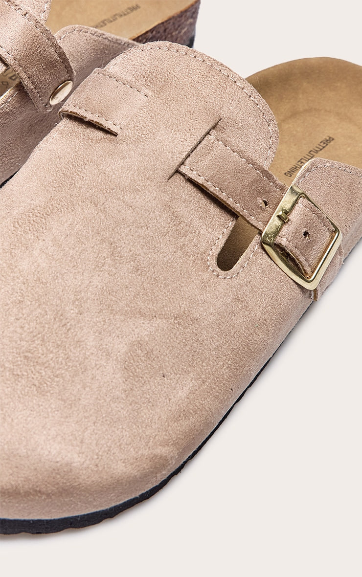 https://cdn-img.prettylittlething.com/9/6/6/0/966012ebec7f4b4bd724409e20c2792a4f70603e_CNC5699_4_beige_faux_suede_buckled_mule_cloggs.jpg
