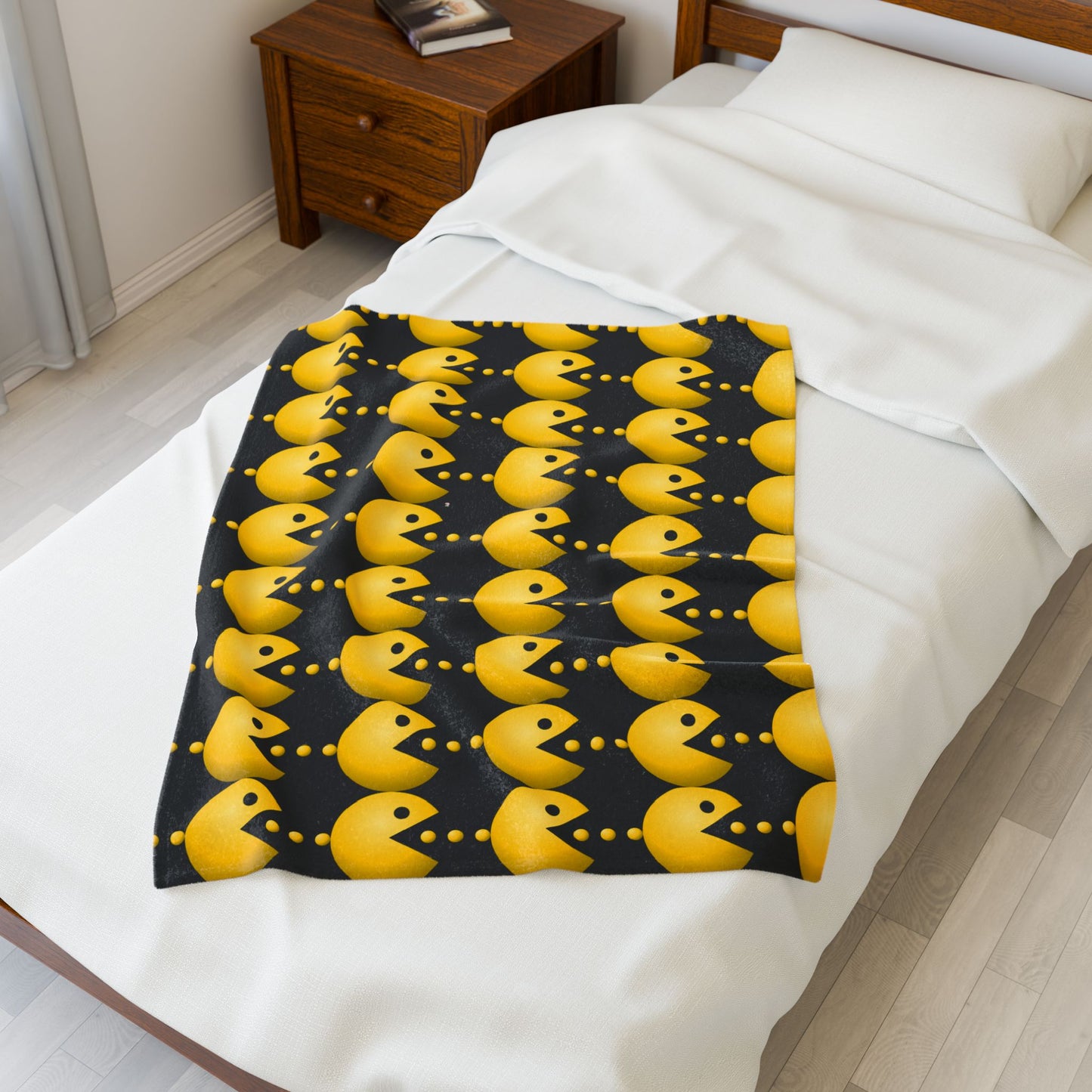 Pac-Man Velveteen Plush Blanket, Cozy Gaming Throw, Retro Style Decor, Gift for Gamers, Soft Fleece Blanket, Video Game Room Accessory