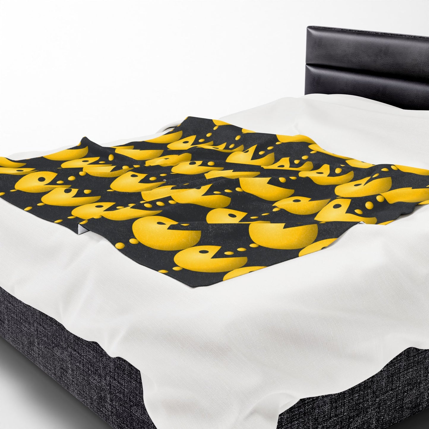 Pac-Man Velveteen Plush Blanket, Cozy Gaming Throw, Retro Style Decor, Gift for Gamers, Soft Fleece Blanket, Video Game Room Accessory