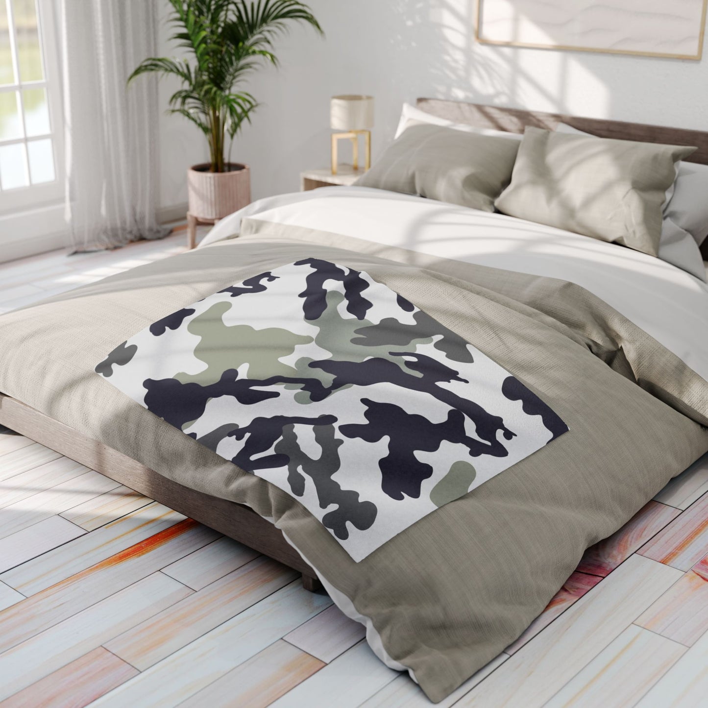 Cozy Camouflage Fleece Blanket, Soft Throw Blanket for Home Decor, Gift for Outdoor Lovers, Perfect for Camping, Military Theme