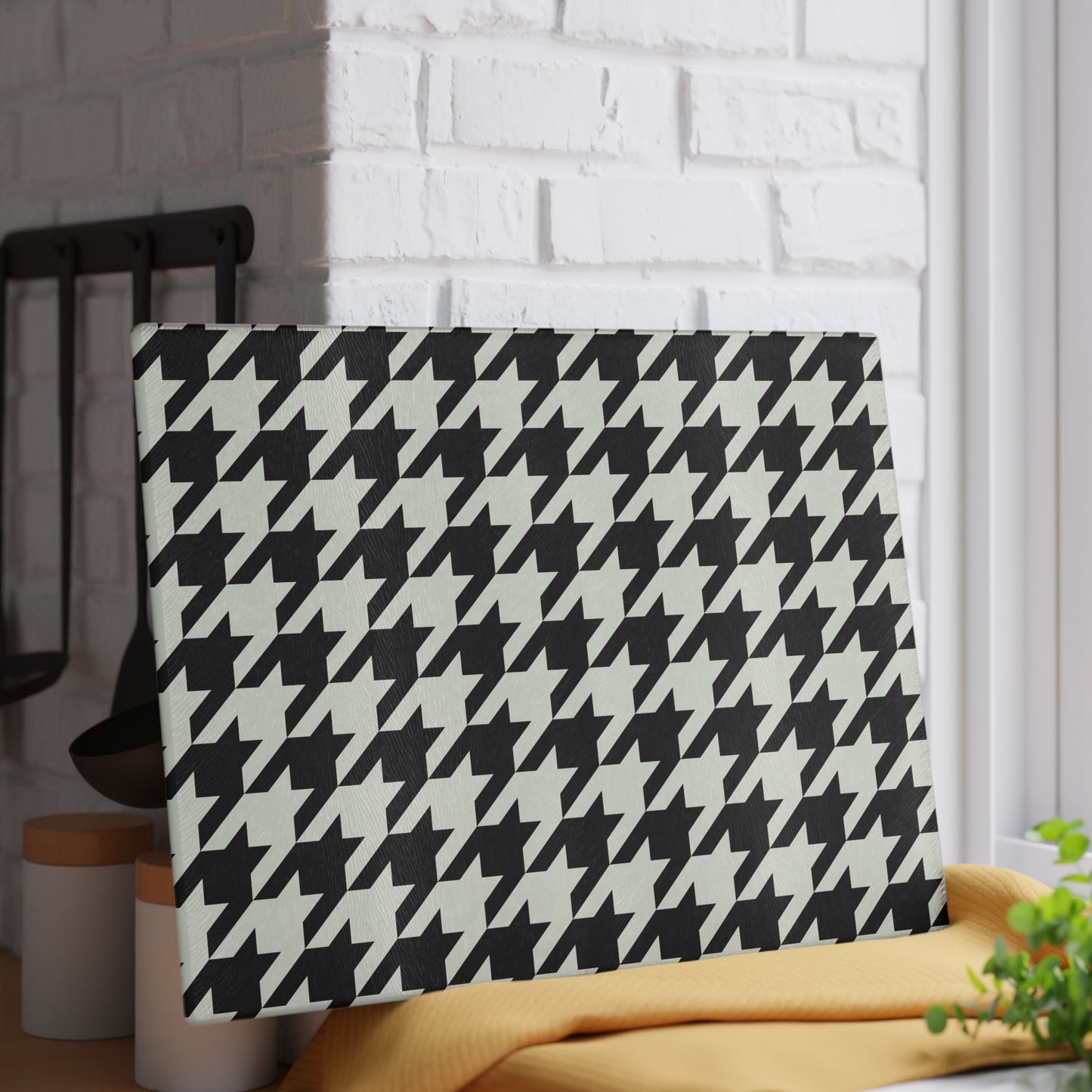 Chic Houndstooth Glass Cutting Board - Stylish Kitchen Decor, Unique Gift for Chefs, Wedding Present, Functional Serveware