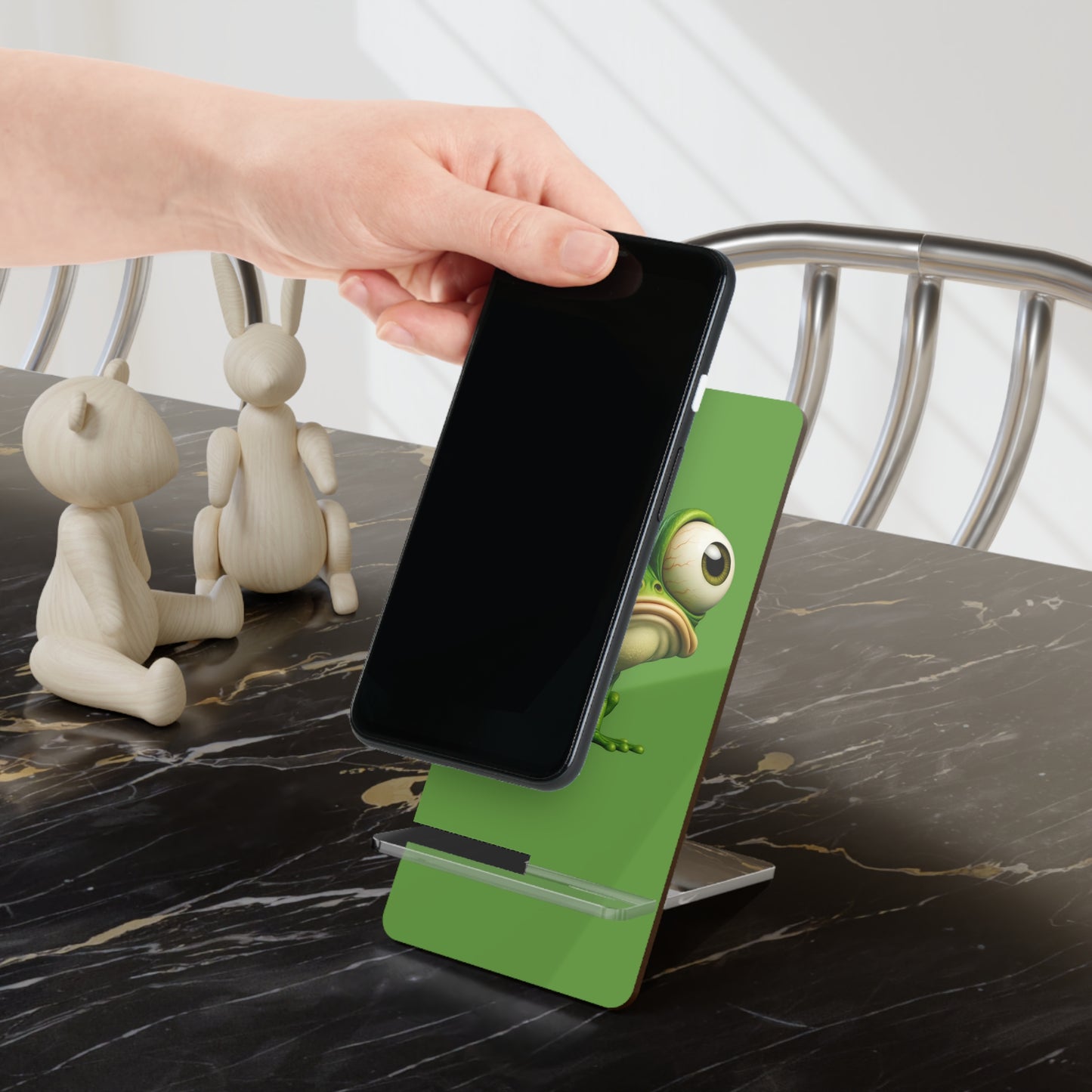 Frog-Themed Mobile Display Stand, Cute Smartphone Holder, Desk Decor for Kids, Fun Gift for Frog Lovers, Green Phone Stand with Cartoon
