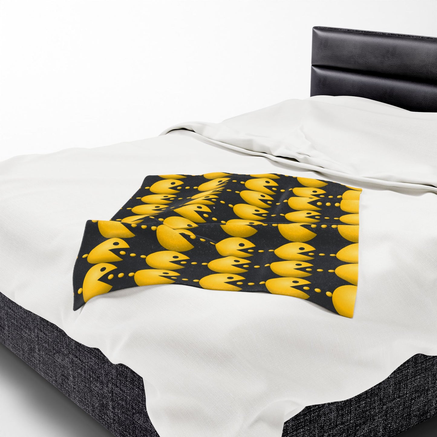 Pac-Man Velveteen Plush Blanket, Cozy Gaming Throw, Retro Style Decor, Gift for Gamers, Soft Fleece Blanket, Video Game Room Accessory