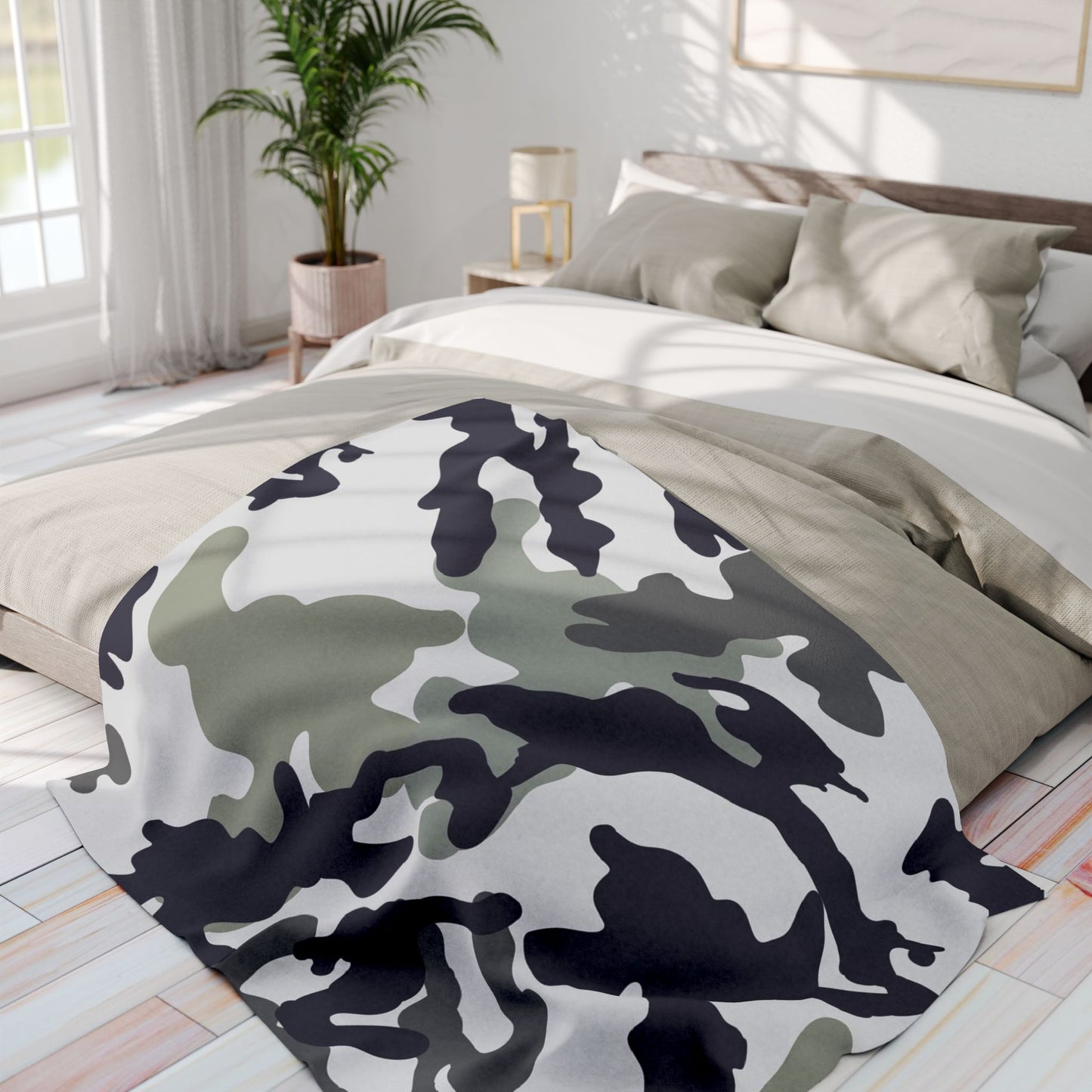 Cozy Camouflage Fleece Blanket, Soft Throw Blanket for Home Decor, Gift for Outdoor Lovers, Perfect for Camping, Military Theme