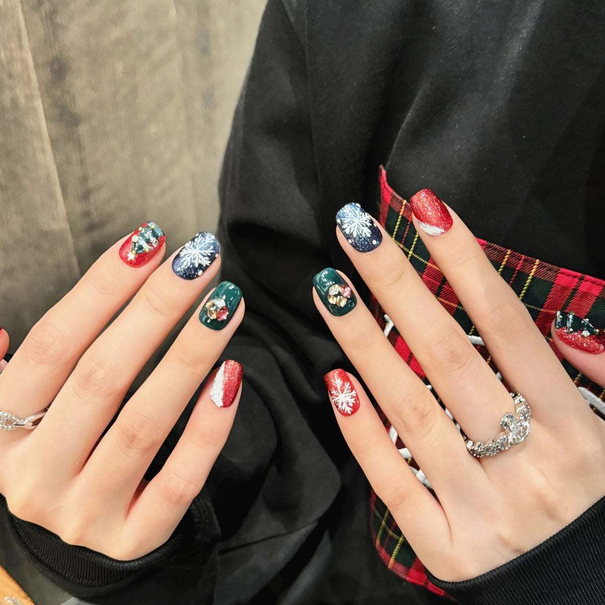 Christmas Tree & Snowflake Press‑On Nails – Red Green Glitter Design – Image 3