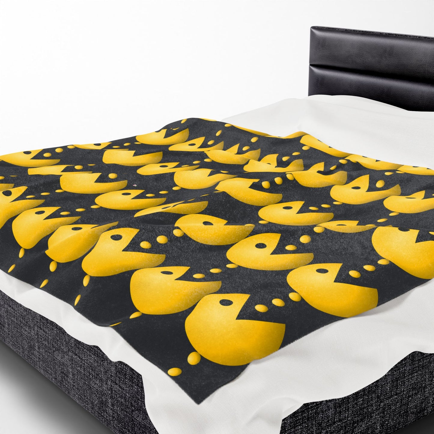 Pac-Man Velveteen Plush Blanket, Cozy Gaming Throw, Retro Style Decor, Gift for Gamers, Soft Fleece Blanket, Video Game Room Accessory