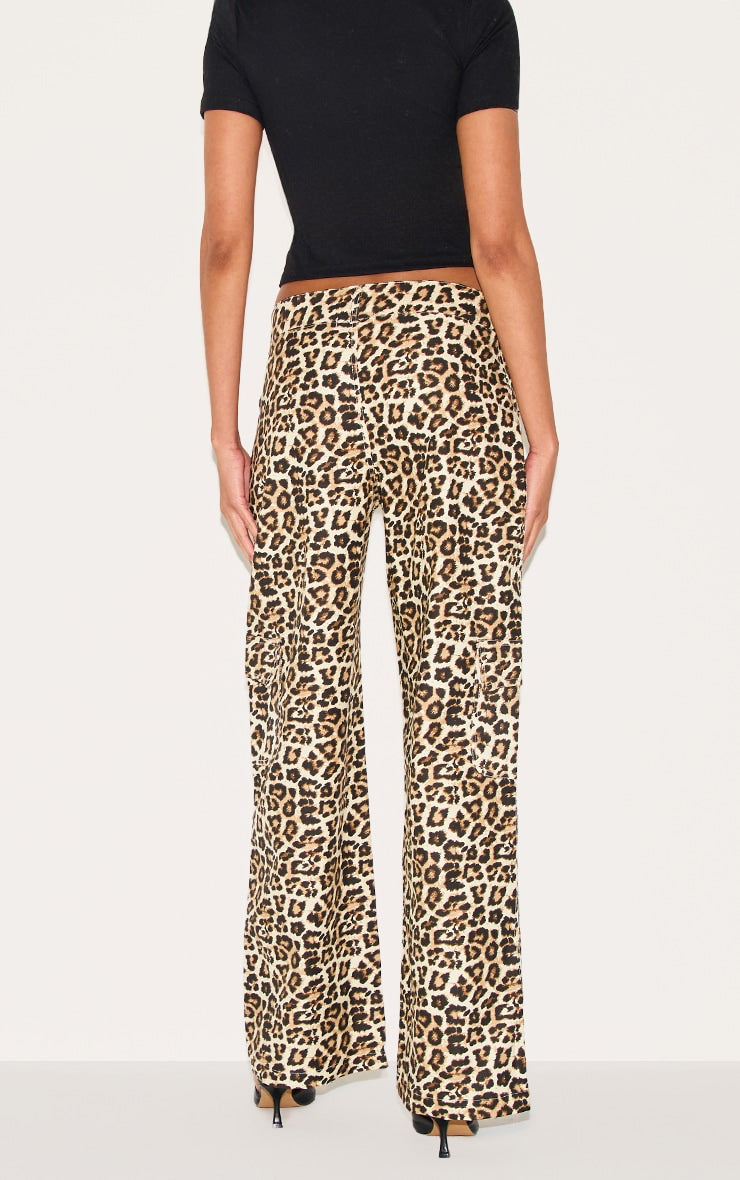 https://cdn-img.prettylittlething.com/3/2/3/2/3232c09da4b2322952c3c41906a4ec096cbf9f2b_CNI8972_3_leopard_printed_cargo_trousers.jpg