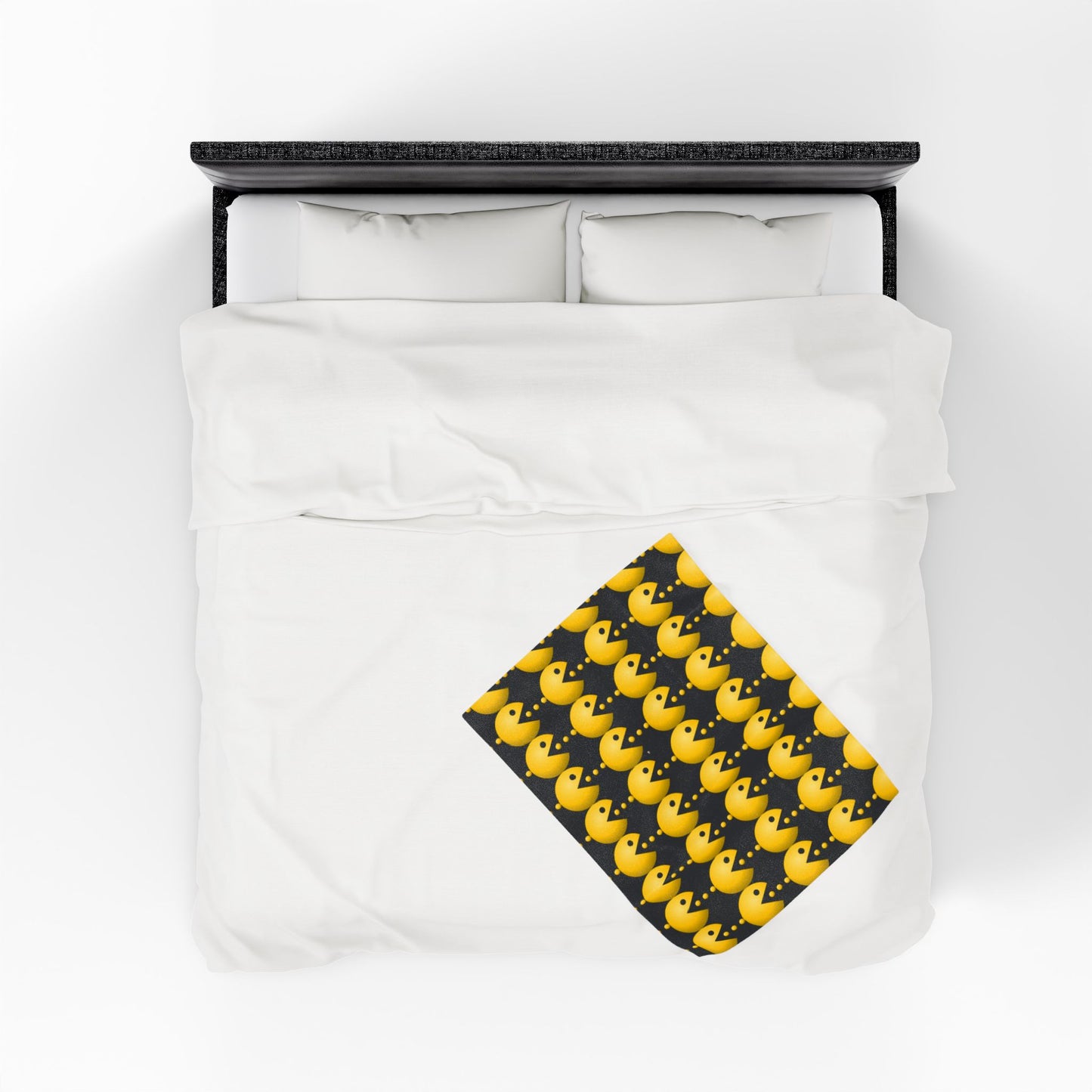 Pac-Man Velveteen Plush Blanket, Cozy Gaming Throw, Retro Style Decor, Gift for Gamers, Soft Fleece Blanket, Video Game Room Accessory