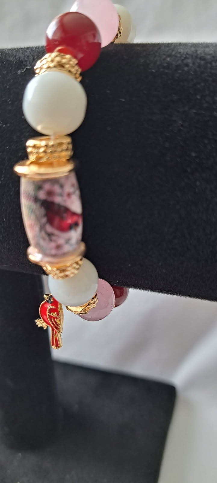Cardinal Bird Beaded Bracelet, Red White Pink Natural Stone Stretch Bracelet with Cardinal Charm, Messenger of Love Sympathy Memorial Jewelry Gift